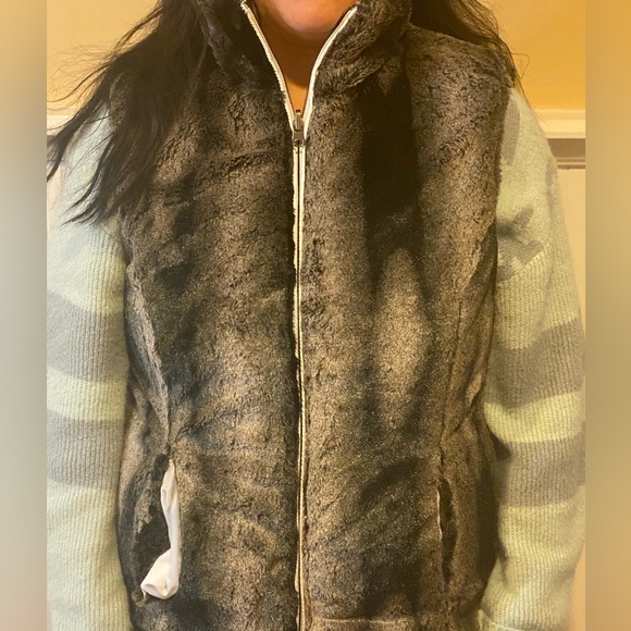 Women’s Reversible Vest - KC Collections - White Vest Reverses to Faux Fur Vest - Picture 9 of 9